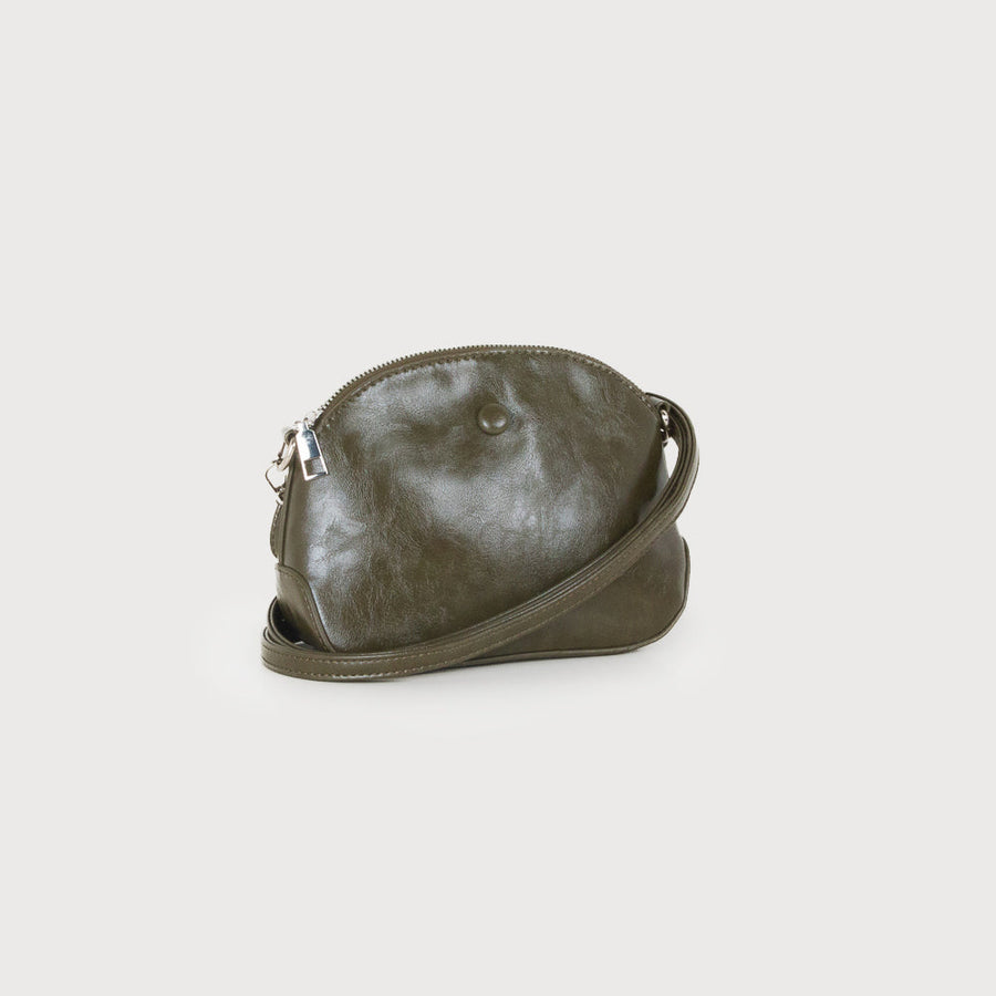 small domed crossbody bag.adj & removable strap. inside pockets.zipper closer.imitation leather 7105-OLV